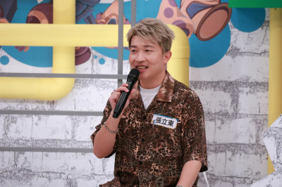 太扯了!周杰倫整員工 張立東裝方順吉他也信