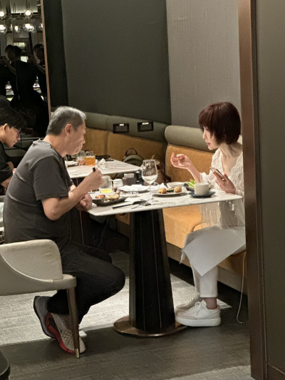 （獨家）76歲潘迎紫私下真面目曝光 神秘熟男陪吃自助餐被拍