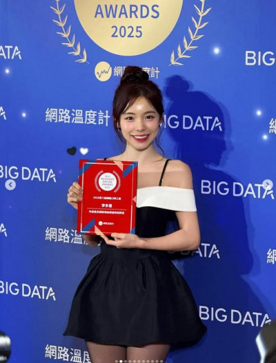 獲封「最具價值啦啦隊員」 李多慧領獎放送美胸超性感