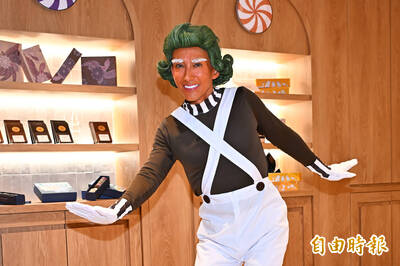 （影）潘若迪萬聖節Cosplay大胸肌人物 苦勸沈玉琳「別急著賺錢」