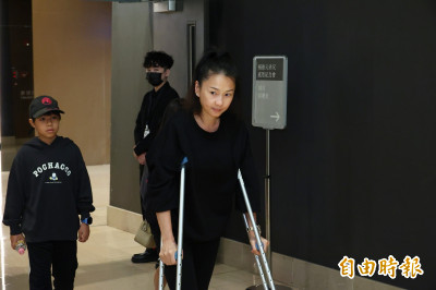 楊祐寧送別父親楊進元 「六月拄拐杖現身」好友全來了