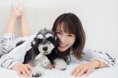 （影）大牙家中出現黑色「神秘蠕動物」 狂爆粗口情緒崩潰