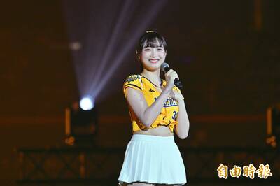 （影）邊荷律直播遭嗆「GoGo Rakuten」 奶兇護兄弟