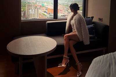 康茵茵參加親弟婚禮大秀美腿  親友狂問「被消音」