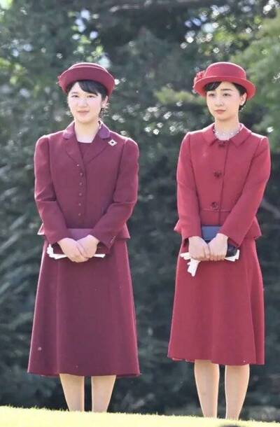 誰最紅？愛子公主和佳子公主時尚默契100％   都愛「紅色套裝」宛如雙胞胎