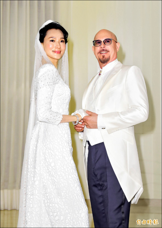 坣娜肺腺癌離世 老公12月辦追思會 悲曝天后平靜抗癌 已依猶太教習俗48小時內入土