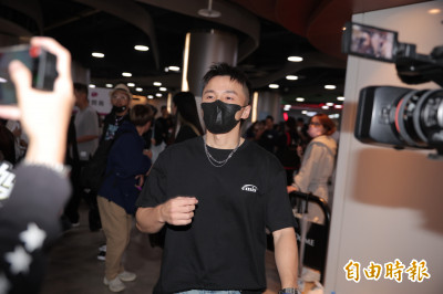 GD大巨蛋開唱！棒棒堂阿緯低調朝聖 被追問「只比個讚」