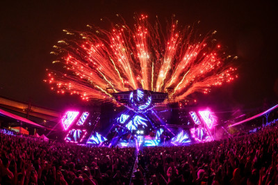 「Ultra Taiwan」兩萬人狂跳不止！「雨中開趴」他脫衣砸蛋糕掀高潮
