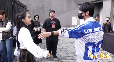 (獨家)握到蔡依林手粉絲哭了!恩師高雄北上大讚天后「18歲高中女生」