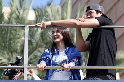 大谷翔平遊行「臂咚」真美子閃爆現場！喊話明年再奪冠