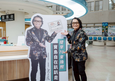 71歲沈文程狂讚交通部長 人型立牌遍佈台灣反應曝光