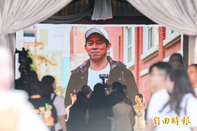 (直擊)顏正國人生殺青宴!百名白衣人穿「情義重天」現身告別式