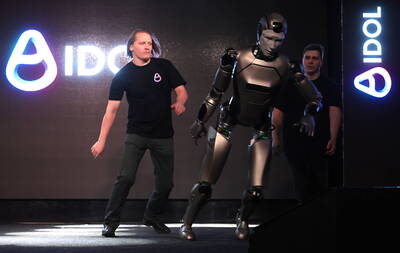 俄羅斯首款AI機器人首秀「仆街」！ 放《洛基》配樂、走路卻像老人&hellip;網友也笑到「並軌」