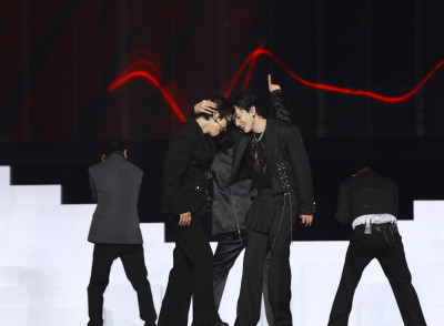 （直擊）SJ又發糖！銀赫霸氣拉東海「頭靠頭」 3萬人全瘋了