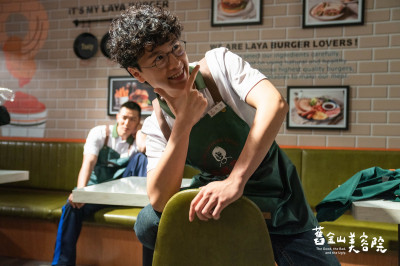 早餐店５男神「打赤膊打掃」遭偷拍爆紅 門市業績一飛衝天