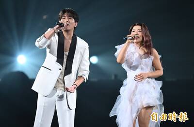 丁噹小巨蛋唱一半「無緣的男朋友」突然現身 兩人公然牽手對方老婆怒了