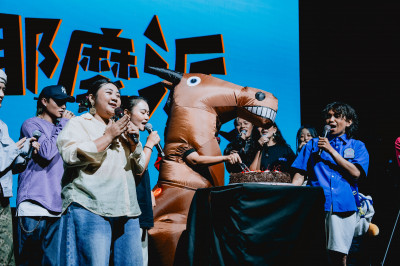 超瘋！阿爆開趴「紫薇爾康來了」 重現騎馬名場面