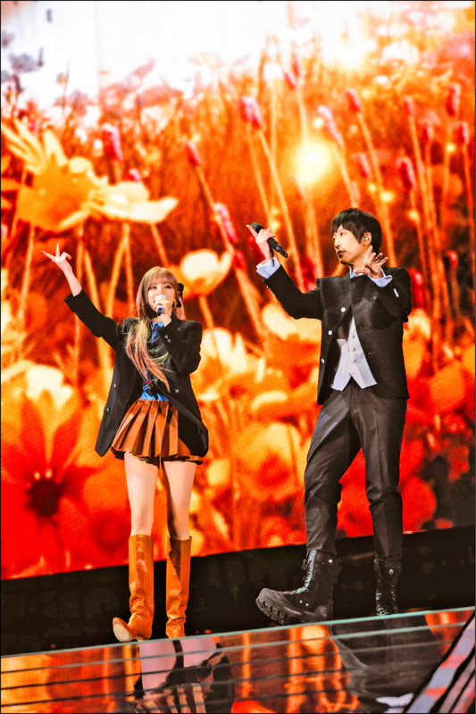 （影）五月天演唱會 i-dle宋雨琦夢幻同台 阿信現學跳M.O