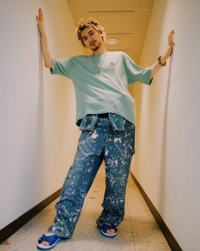 藤井風想穿藍白拖玩！盛讚台粉好棒棒：下次還要理我唷