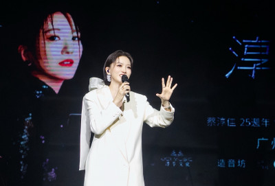 新加坡玉女破功！蔡淳佳教Singlish帶動全場狂吼「STEADY bom pi pi」