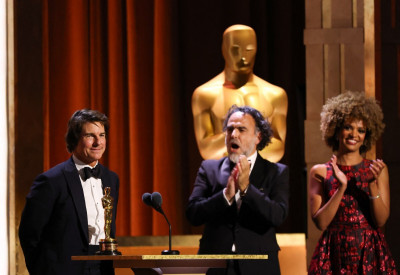 迫不及待!阿湯哥首曝《神鬼獵人》大導演合作照 拿小金人超感動