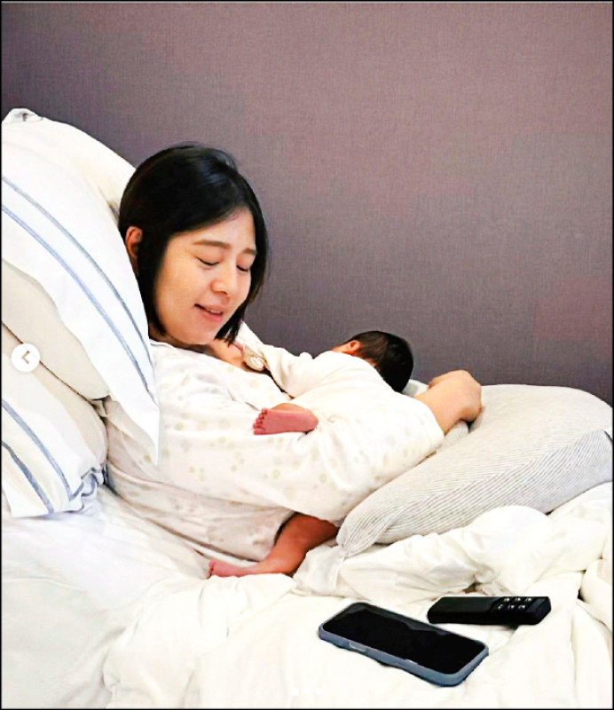 劉品言生下漂亮寶寶 連晨翔秒變女兒傻瓜