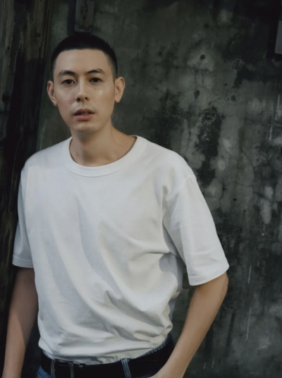 前男團成員捲閃兵風波丟戲約 半年後「頂寸頭」現身爆已入伍