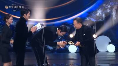 青龍獎最甜瞬間! 李先彬台下比手勢放閃李光洙