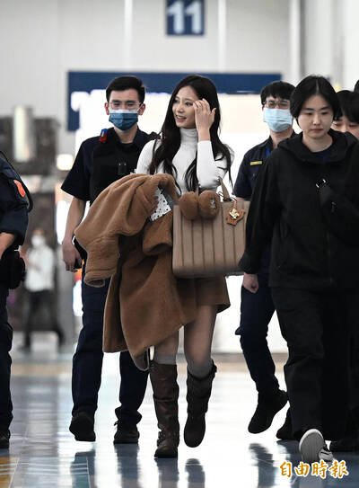 子瑜也到了！燦笑揮手抵高雄 粉絲大喊：歡迎回家