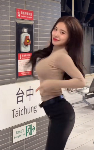 （影）流鼻血！李多慧緊身上衣高鐵站熱舞猛晃 全網暈了