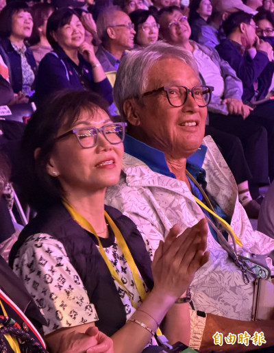 秦祥林回來了！「二林二秦」時代超級巨星現身大巨蛋聽民歌 永遠的白馬王子風采翩翩