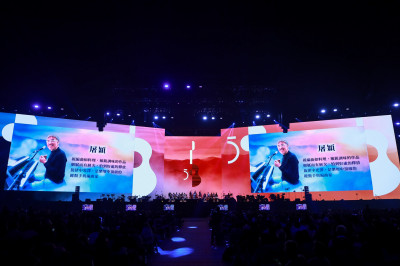 洪小喬跌倒缺席大巨蛋民歌演唱會 致敬已故音樂人場面動人