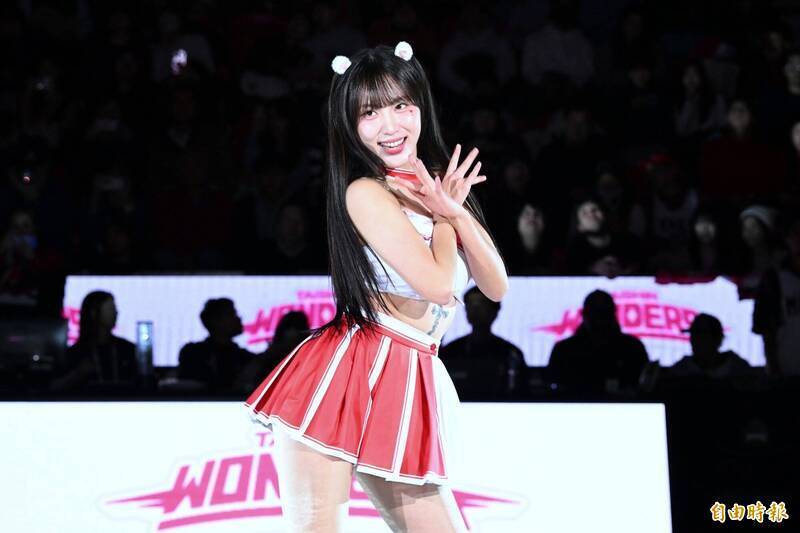 韓籍啦啦隊女神台灣見面會遭「舔手」嚇傻 粉絲本尊發道歉聲明