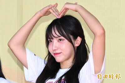 太誇張 啦啦隊女神見面會被怪粉絲舔手當場嚇壞