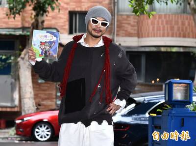 黃明志口頭保釋延長!2神秘黑衣人同行 正牌女友神隱