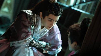 男星扶父兄棺材崩潰痛哭 送葬畫面惹人心疼