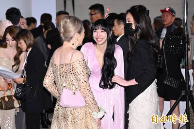 邱澤「緋聞女友」現身婚禮...當場催生許瑋甯 王力宏前妻爆乳踩場