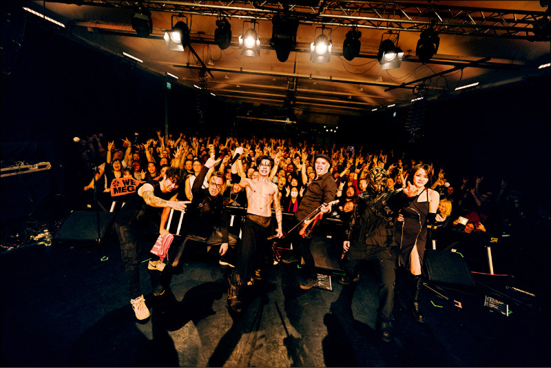 閃靈樂團芬蘭音樂節合體 林昶佐暫卸大使身分脫衣嗨唱