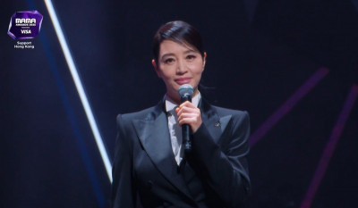 MAMA》金憓秀一身黑西裝現身開場 哀悼香港火災「傳達安慰之情」