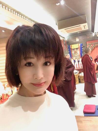 不老女神潘迎紫送暖 親赴大埔宏福苑火災祈福法會