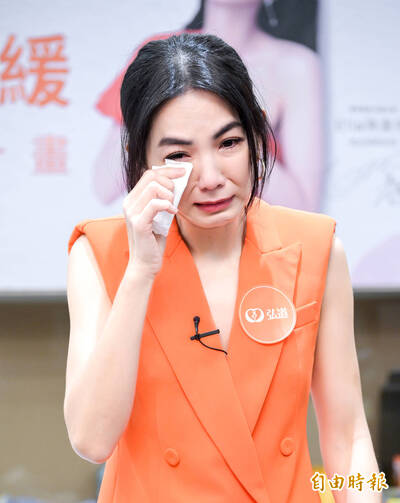 Ella久違見媒體三度爆哭 看典禮緬懷時刻驚見3熟悉面孔「都走了」