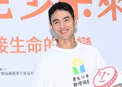 阮經天拍片單膝下跪示愛 觀光客認出原地嗨跳