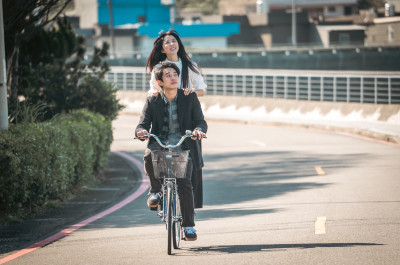 邵雨薇曝愛過一個人「但死了」!單車兜風畫面太美卻藏血淚