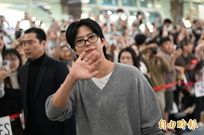 AAA》一家四口全現身高雄！IU朴寶劍領軍《苦盡柑來》媽弟都來了