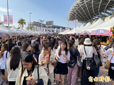 AAA登場 高雄世運主場館粉絲洶湧