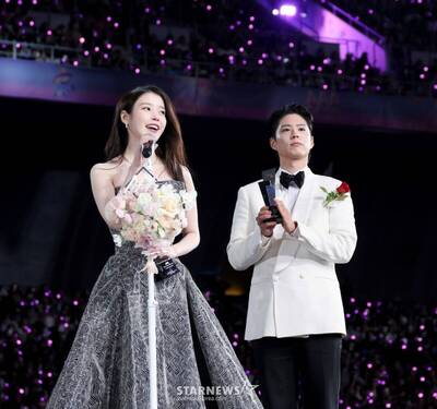 AAA》《苦盡柑來》CP獲最佳情侶！IU比大拇指：朴寶劍謝謝啦