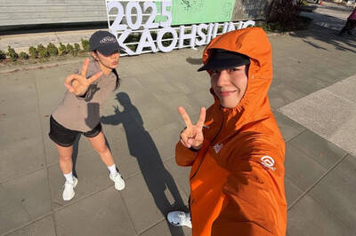 朴寶劍曬高雄私照  騎Ubike還帶惠利看「寶劍樹」