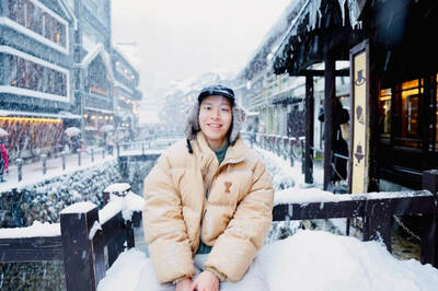 （影）前主播日本裸泡溫泉遇強震 超狼狽全裸逃生曝光