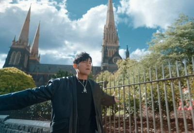 周杰倫在《恆星不忘》MV為何一直走路？本人「7字幽默親揭疑惑」