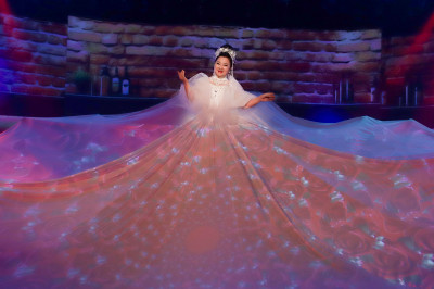 迎戰胡瓜、康康！70歲白冰冰下猛藥「登超高舞台演唱」驚人畫面曝